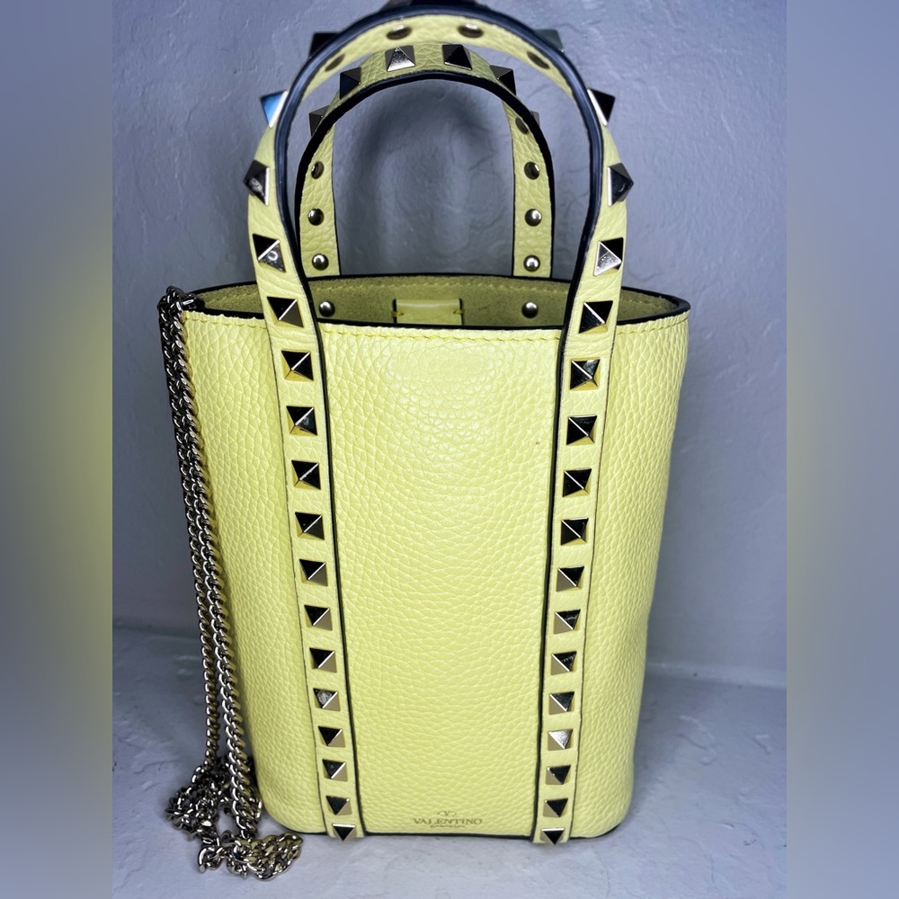 ❌🔥SOLD🔥❌DONT BUY - Valentino Garavani Rockstud Grainy Calfskin Tote Leather Bag